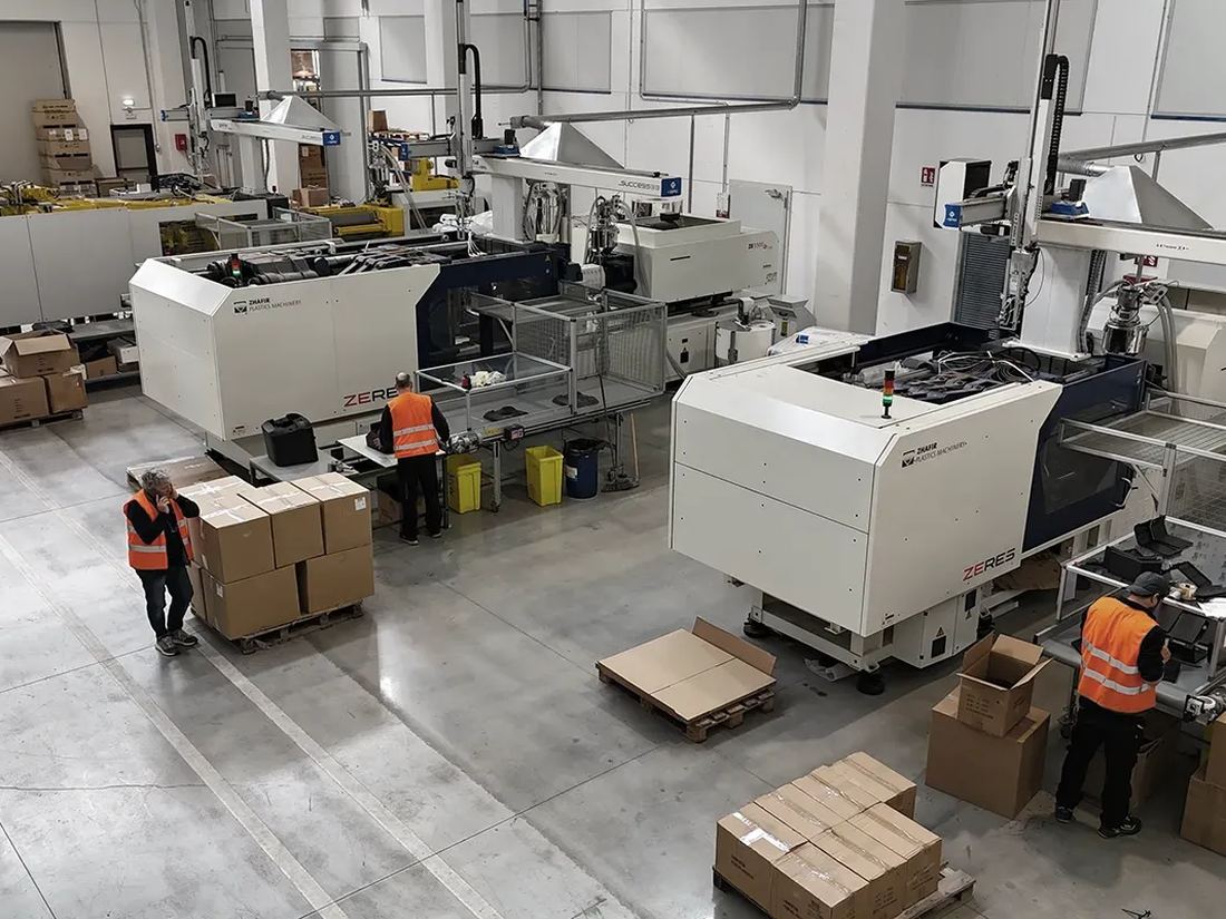 Productiehal van een van onze fabrieken in Italië, met machines en medewerkers aan het werk